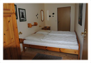 Schalfzimmer mit 2 Türen