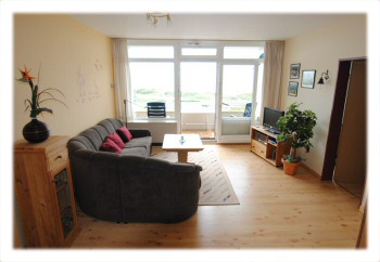 Wohnzimmer mit Zugang zum Südbalkon